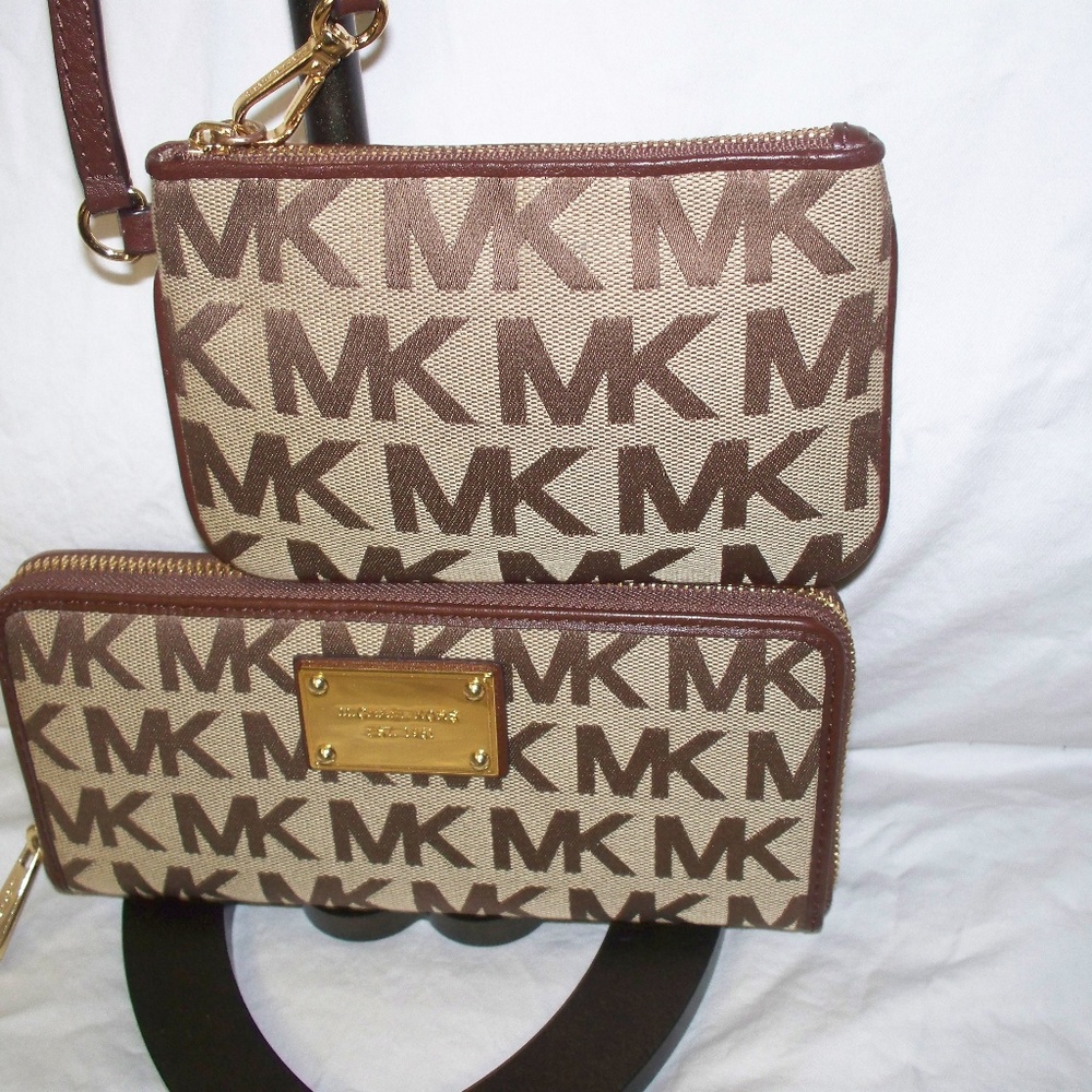 Michael Kors JS Signature Wallet & Wristlet EUC